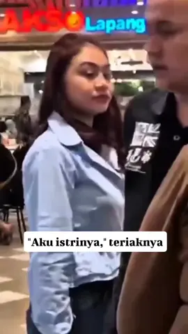 Lagi ramai di Sosial Media di Pekanbaru, Novi Pitriona berani menegur pasangannya di Mall Living World Pekanbaru, (26/09). Aksi spontan ini jadi sorotan warganet dan memicu diskusi hangat di sosial media sosial. Berani dan apa adanya, kamu ?