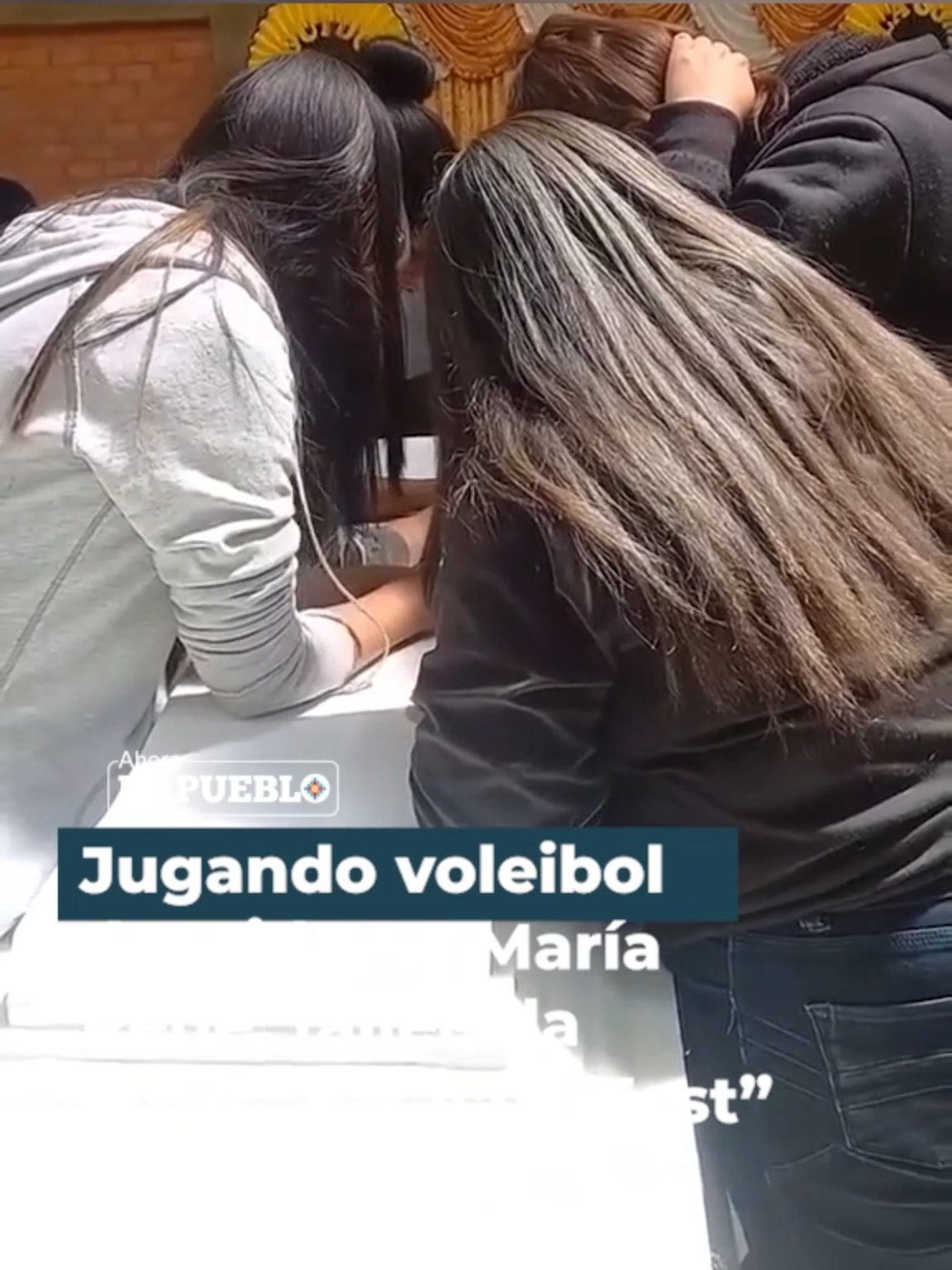 ⚫Familiares, amigos y compañeros despidieron entre lágrimas y pedidos de justicia a María René Carvajal, joven capitana de voleibol que falleció tras luchar cuatro días por su vida, luego de la avalancha humana suscitada en el concierto del Saracho Fest, en Oruro. Su partida deja una profunda huella en quienes la conocieron. Video: Radio Pio XII #AhoraElPueblo #Potosi #Huanuni #SarachoFest