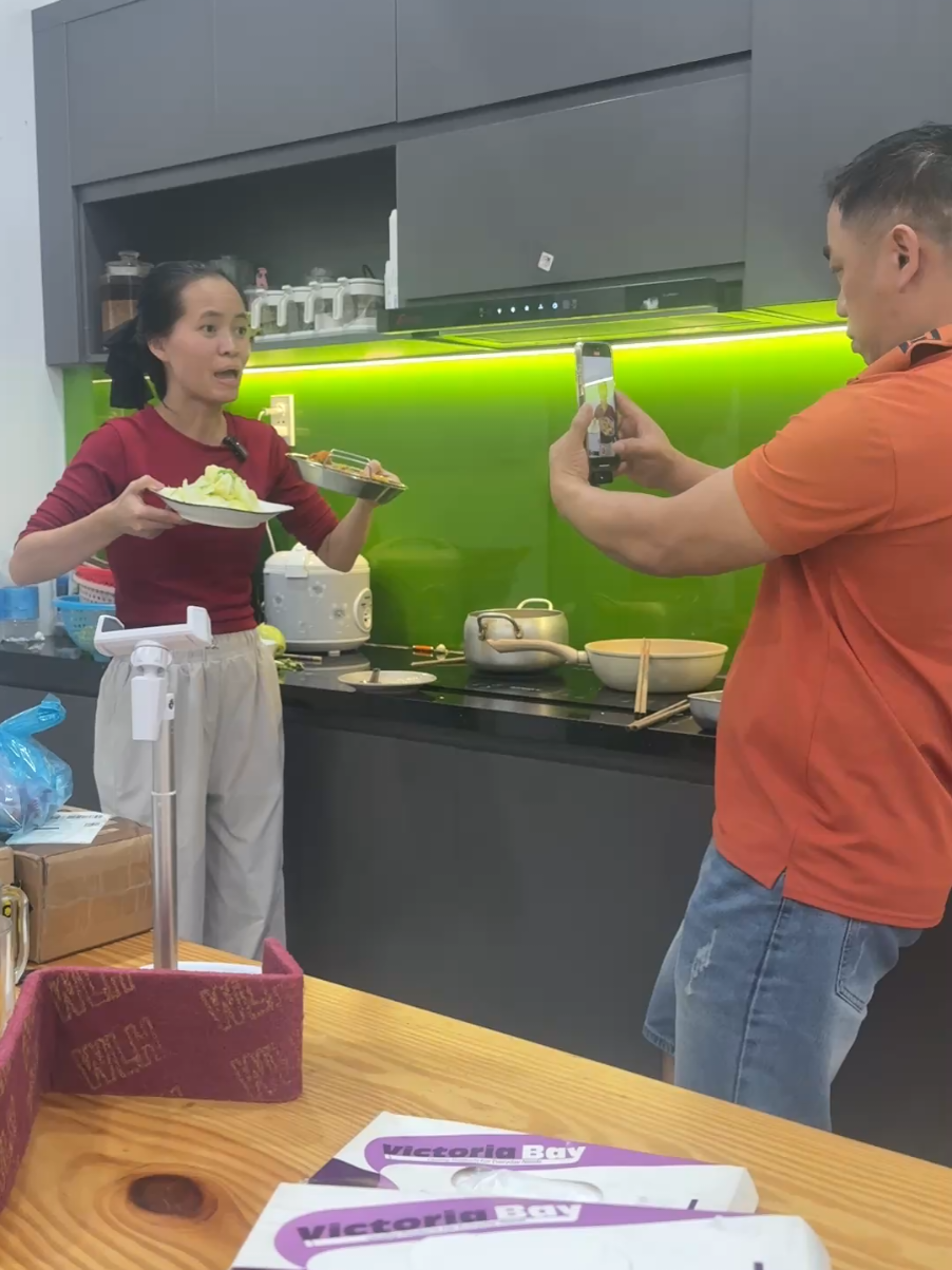 vừa quay vừa bán hàng. có khách lại ngưng quay ra bán. 
