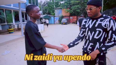 ni zaidi ya upendo alicholifanya #barobaro kwa #dogopaten , ni baada ya dogo paten kutaka kumuomba msamaha @BAROBARO kwakutaka kupiga magoti lakini barobaro aligoma kitendo hicho.