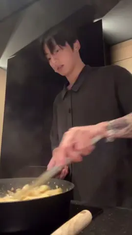 Live Jungkook na cozinha 🧑🏻‍🍳 #jungkook #chefe #viral #bts #fypシ゚   