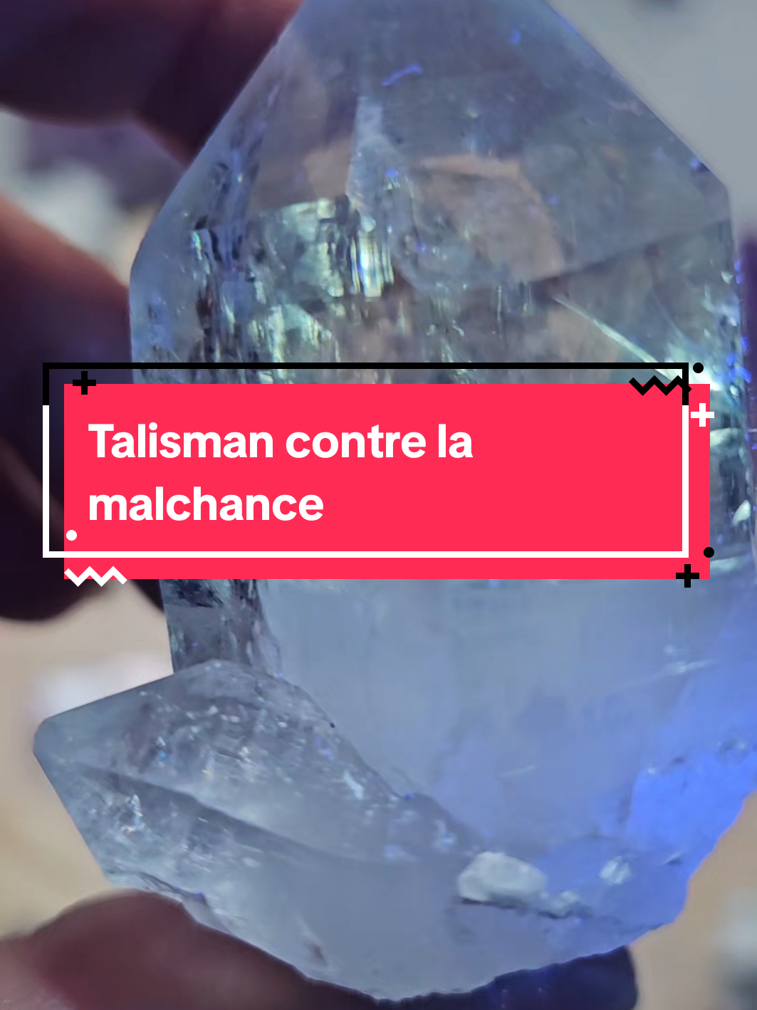 🛡️✨ Quartz tourmaline, le bouclier protecteur Dans les traditions anciennes, ses baguettes de tourmaline noire emprisonnées dans le quartz étaient vues comme des lances de protection. Un talisman puissant qui forme un véritable bouclier énergétique contre les mauvaises ondes. Encore aujourd’hui, beaucoup le portent comme amulette. Et toi, tu laisserais cette pierre veiller sur toi ? #quartztourmaline #pierresnaturelles #protection #amulette #lithotherapie 