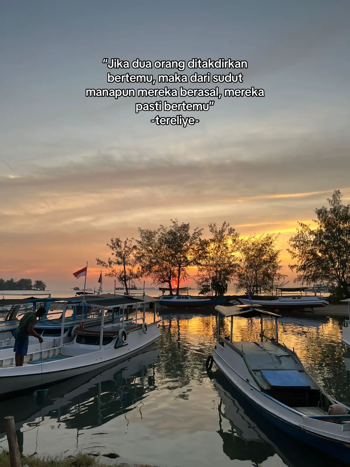 Seperti aku, bertemu denganmu, aku di Jogja kamu di Purworejo dan takdir mempertemukan kita di Karimunjawa #karimunjawa #ronyparulian #yoviewidianto #andirianto #salahiakukujatuhcintalagi 