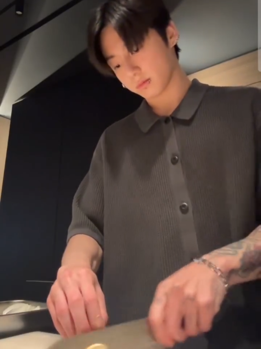 Pov : kamu lagi dibuatin sarapan pagi sama Jungkook 🥹💖  mana udah pro banget motong jamurnya 🥹🥰 #jeonjungkook #jungkook #goldenmaknae #bts 
