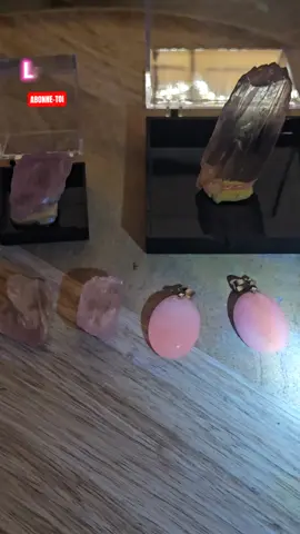 ✨💗 La kunzite, pierre des cœurs purs Découverte il y a à peine 100 ans, elle est déjà connue comme la pierre de l’amour sincère. On l’appelle aussi la pierre des amoureux timides : elle aide à ouvrir son cœur sans peur, et à construire une relation basée sur la douceur et la confiance. Alors, tu crois à la pierre qui attire les vrais sentiments ? 💕 #kunzite #pierresnaturelles #amour #lithotherapie #chakraCoeur 