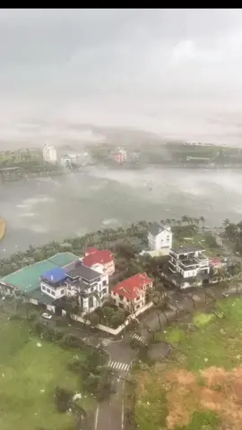 Những ảnh hưởng đầu tiên của cơn bão số 10 Bualoi vào miền trung . Mong bà con an toàn  #hurricane #bãobualoi #Bãosố10bualoi #tinbãomớinhất #thảmhọa #mưa #foryou #fyp #bualoi 