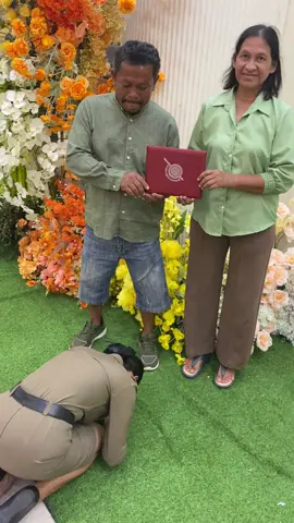 สมบูรณ์แบบ ครั้งแรกที่พ่อแม่ได้เห็นลูกใส่ชุดข้าราชการ และครั้งแรกที่กราบเท้าพร้อมกันทั้งคู่ 🥰 #นายสิบตํารวจ #จอหอ #ศฝรภ3 #กอป68 #สอบตํารวจหญิง 