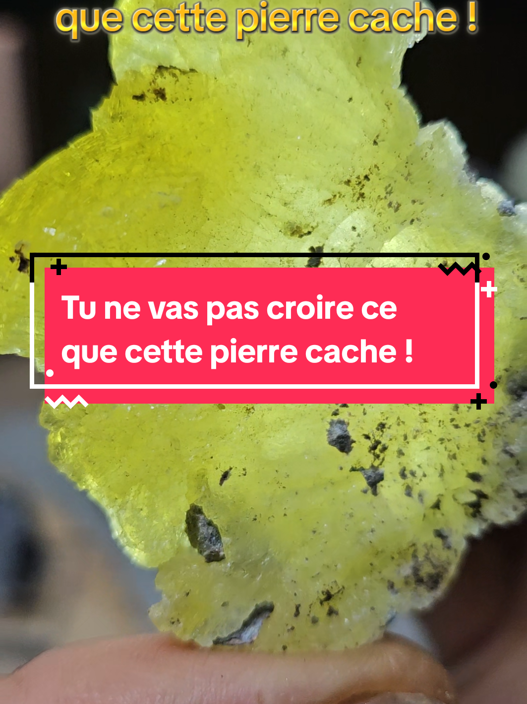💡🌌 La brucite, la pierre qui révèle sa lumière cachée Découverte au XIXe siècle, son nom vient du minéralogiste Archibald Bruce. Sous lumière UV, elle s’illumine comme si elle portait un feu intérieur 🔥 Symbole d’illumination spirituelle, elle nous rappelle que ce qui est invisible à l’œil nu peut briller dans la lumière. Et toi, tu préfères la voir dans l’ombre ou dans son éclat secret ? #brucite #pierresrares #pakistan #mineraux #fluorescence 