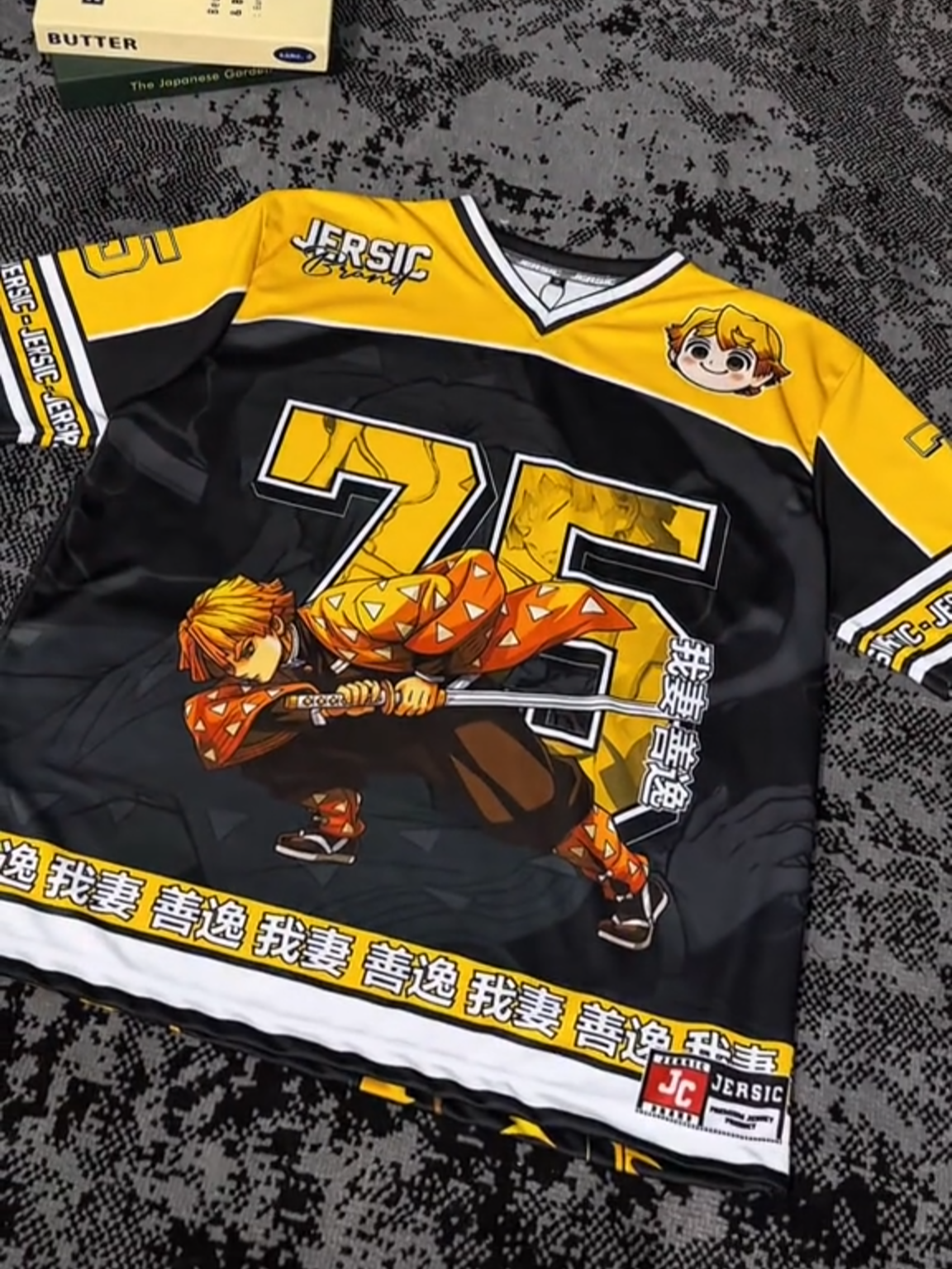 Tampil santai tapi tetap bergaya dengan jersey Zenitsu Agatsuma dari Demon Slayer! ⚡💛 Sesuai untuk peminat anime yang suka street style & vibe muda! 😎 #DemonSlayer #ZenitsuAgatsuma #JerseyAnime #JerseyCasual #StreetStyle #FYP #AnimeFashion #AnimeLovers