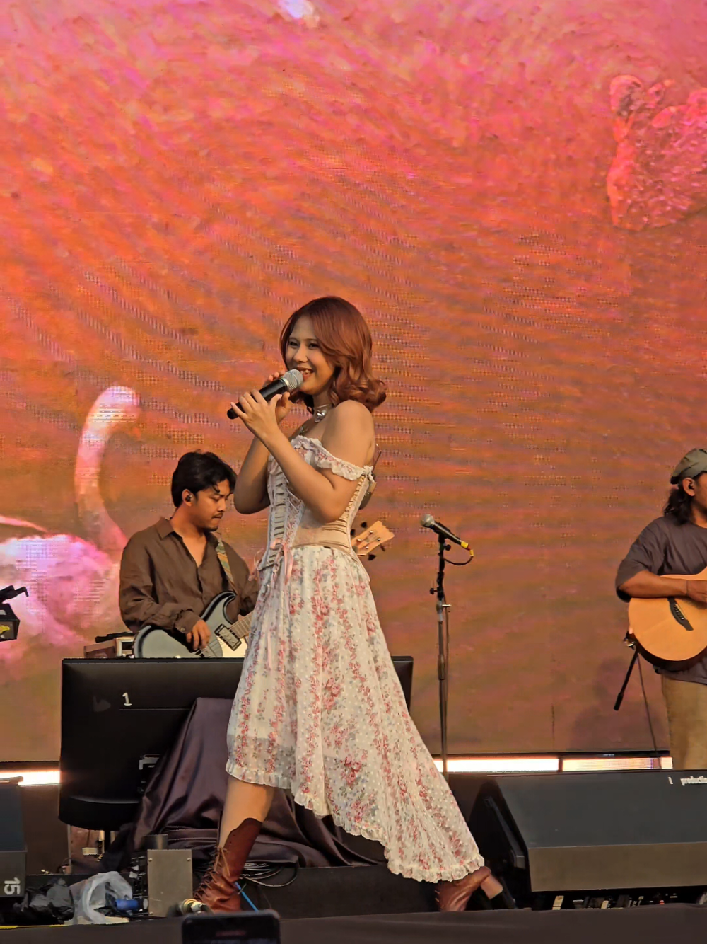 Tiada yang bilang, badainya kan reda... Semua Aku Dirayakan - Nadin Amizah, CRSL Land Festival 2025 Day 1 @amizahnadin #nadinamizah #s24ultra @crsl.landfest 