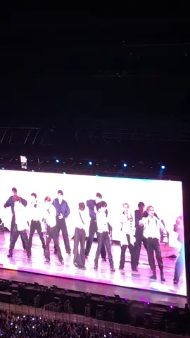 Kemaren siapa yg bilang tds4 day 1 gak pada sing along, suara kaya lagi goreng ikan begini anjir😭🫵🏻 #nctdream #tds4injakarta #day1 #hellofuture 