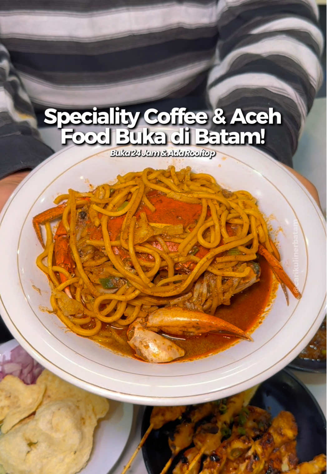 Grand Opening Hoka Coffee akhirnya hadir di Batam 🎉 Dari suasana potong pita, live band, sampai menu khas Aceh otentik yang langsung dimasak chef dari Aceh, semua bikin meriah! Coba deh nikmatin: 🍜 Mie Aceh Kepiting yang medok penuh rempah 🥢 Sate khas Aceh dengan kuah kacang mantap 🥯 Roti Canai Keju Susu lembut dan creamy 🥤 Teh Tarek atraksi seru ☕ Kopi Sanger khas Aceh 📍 Hoka Coffee - Aceh Food (Jl. Teuku Umar No.12, Kp. Pelita, Kec. Lubuk Baja, Kota Batam, Kepulauan Riau, Pas di seberang Masjid Al-Falah) ⏰ 24 Jam Yuk ramein nongkrong di sini, biar makin seru ✨ #acehfood #mieacehkepiting #carikulinerbatam #kulinerbatam #kulinerindonesia 