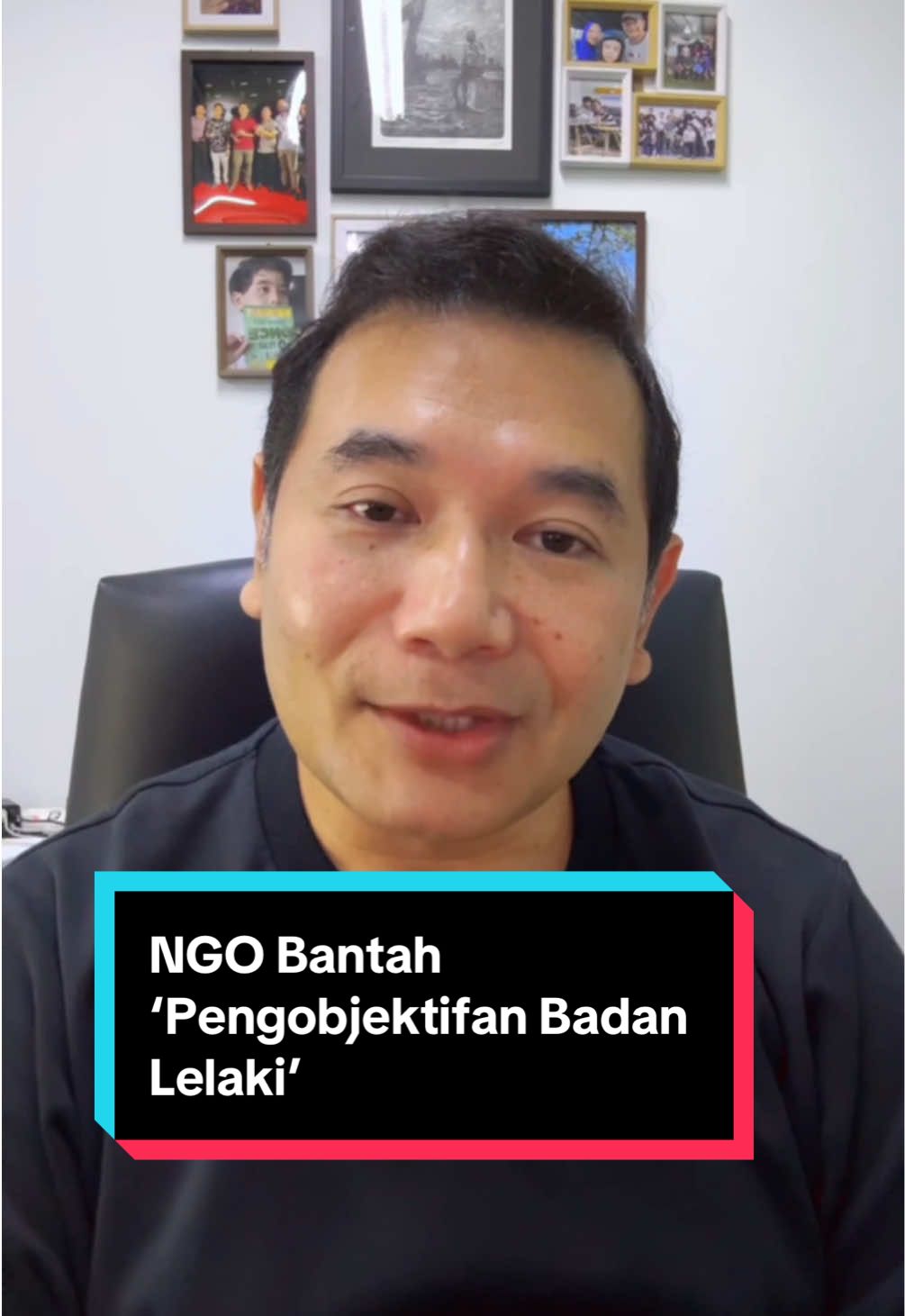 𝗣𝗘𝗡𝗚𝗢𝗕𝗝𝗘𝗞𝗧𝗜𝗙𝗔𝗡 𝗕𝗔𝗗𝗔𝗡 𝗟𝗘𝗟𝗔𝗞𝗜 Minggu ini saya dapat satu surat dari NGO bertajuk “pengobjektifan badan lelaki”. Mula saya ingat ni satu lagi email nak tunjuk video lucah pakai AI.  Bila baca, rupanya pasal satu fenomena semasa sambutan Hari Merdeka setiap tahun.  Ini yang dimaksudkan pengobjektifan badan lelaki oleh NGO itu: MEMBANTAH PENGOBJEKTIFAN SEKSUAL TUBUH LELAKI SEMASA PERARAKAN MERDEKA TAHUN 2025 BARU-BARU INI Yang Berhormat, Merujuk kepada perkara di atas; Kami daripada Demi Negara ingin menyuarakan bantahan tegas terhadap pengisian Perarakan Kemerdekaan sempena Sambutan Hari Kemerdekaan ke-68 baru-baru ini. Kami berpandangan perarakan tersebut telah dicemari dengan persembahan bersifat eksploitasi seksual menerusi pengobjektifan tubuh lelaki. Perarakan Kemerdekaan adalah sebuah acara kebangsaan yang ditonton oleh seluruh rakyat Malaysia. Ia seharusnya menjadi wadah memupuk semangat patriotisme dan kesedaran sejarah tentang perjuangan kemerdekaan. Maka acara Perarakan Kemerdekaan tidak sepatutnya direndahkan dengan pertunjukan yang bersifat mencari perhatian secara murahan. Persembahan yang menonjolkan tubuh lelaki secara sedemikian tidak membawa sebarang makna kepada perjuangan kemerdekaan, tidak memupuk semangat patriotik, dan tidak memberikan nilai pendidikan mahupun disiplin kepada generasi muda. Demi maruah negara dan kehormatan Acara Kebangsaan, kami di Demi Negara menyeru agar pihak kerajaan dan semua Ahli Parlimen untuk mengambil perhatian serius terhadap perkara ini. Justeru itu, pihak Kerajaan perlu memastikan Perarakan Kemerdekaan pada masa hadapan akan disusun dengan lebih berhemah dan sesuai dengan semangat Kebangsaan dan Kemerdekaan Negara. Errr macam mana nak jawab ni? #Pengobjektifan #BadanLelaki #HariMerdeka #RafiziRamli #PerarakanMerdeka 