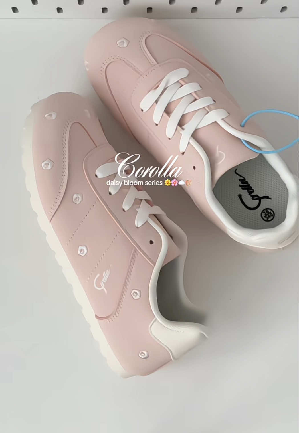 Love it ! I’ve been waiting for this Corolla Daisy Bloom 🌼🤍 @COROLLA Shoes Shop #corolla #daisybloom #corollashoes #sneakers #sneakerswanita 