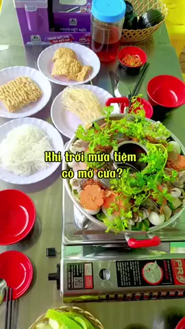 Dạ trời mưa vẫn có mở cửa bình thường nè #comga #lauculao #phongkyngoctrinh #ngoctrinhcomga64 #xuhuong 