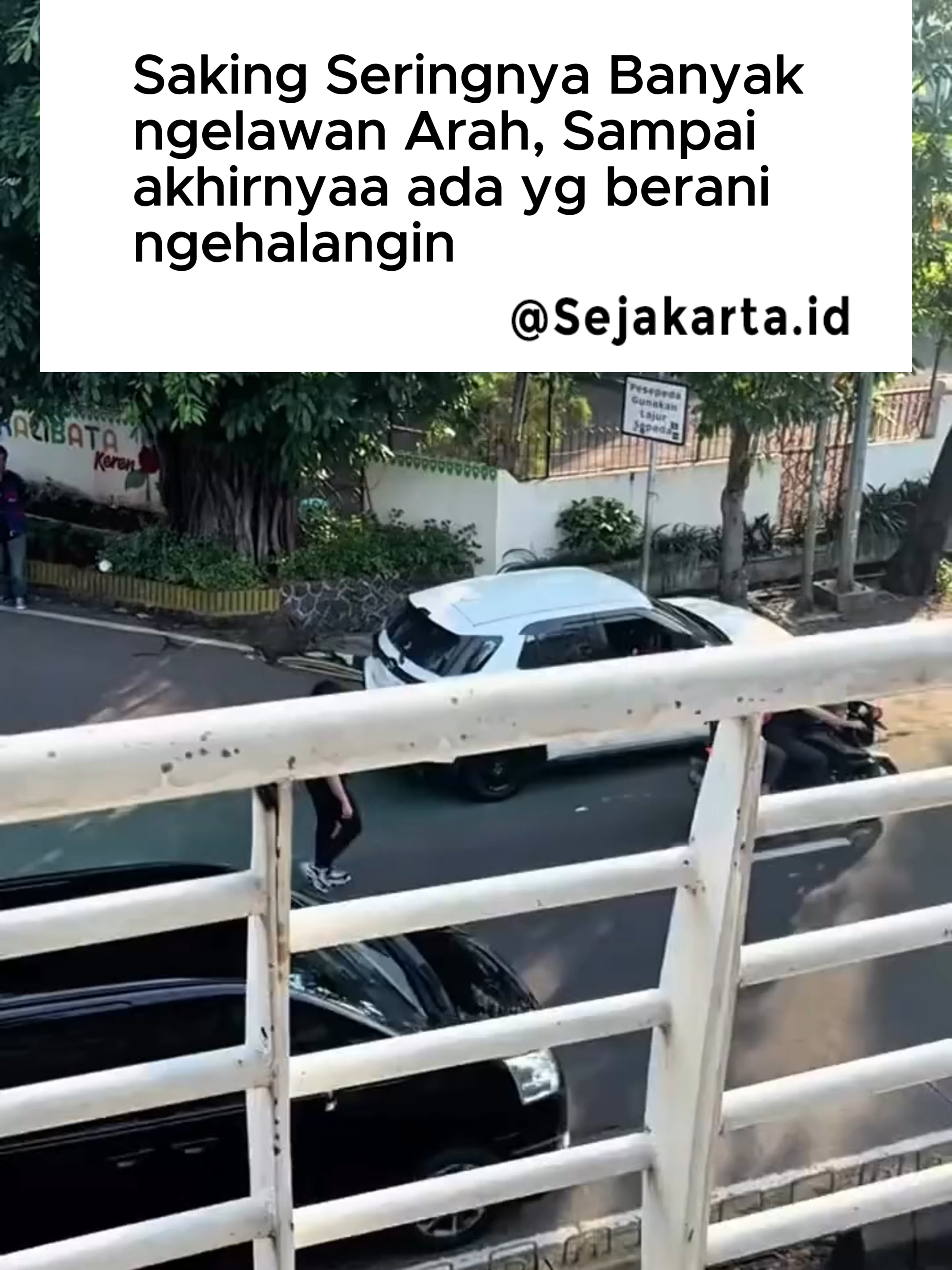 Saking seringnya yang ngelawan arah sampe akhirnyaa ada yang berani ngehalangin. padahal ini deket banget sama kantor polisi dan deket sama e-tilang. salut sama abangnyaa!!! lokasi: samping halte busway warung jati, kalibata #kalibata #jakarta #sejakarta