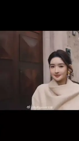 Break the presupposition, there is order in disorder.@王玉雯Uvin The SARA WONG Big Show Record is now unlocked. From the street to the show to take a seat, SoFigaro all the way to capture 王玉雯超话 The delicate aesthetic balance of the body-both a casual afternoon traveler and an elegant narrator on the show. Which piece of work impressed her most? What kind of secret does the flower language between the skirts tell? During her visit in sarawong Milan  #yuwenlovers #wangyuwen #chineseactress #fyp #xycba #milanfashionweek 