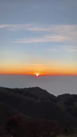 sunrise itu sangat indah, lautan awan itu bonus 🥶🌥☁ #lautanawan #diengwonosobo #praumountain #pendakipemulapunyacerita #prauviadieng 