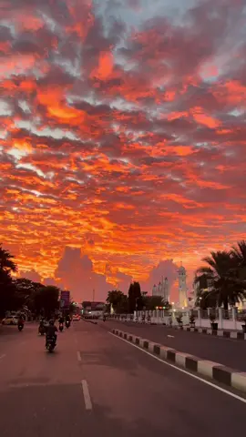 Langit sore kota Banda Aceh selalu bikin rindu, kalo kamu gimana kemarin ? #susetlover #kotabandaaceh #sky #fyp #wonderfulindonesia 