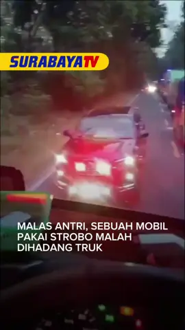 Viral di media sosial aksi sebuah truk menghadang mobil berlampu strobo yang serobot antrean ditengah kemacetan. Kejadian tersebut terjadi di Ngawi, Jawa Timur.  Diketahui sebuah fortuner hitam berlampu strobo mencoba menyerobot antrean panjang,  namun truk dari lawan arah terlihat cuek dan enggan memberi jalan. Aksi tersebut viral dan mendapat dukungan dari netizen. #viral #beritaviral #beritaterkini #surabayatv 