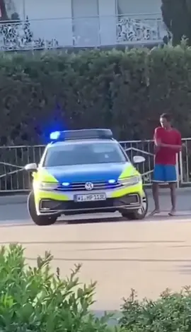 Und die Polizisten stehen daneben als ob nichts wär 🤣😆 ist das lächerlich… #wassolldas #wassollderscheiss #ichkannnichtmehrvorlachen #polizei #lachhaft 