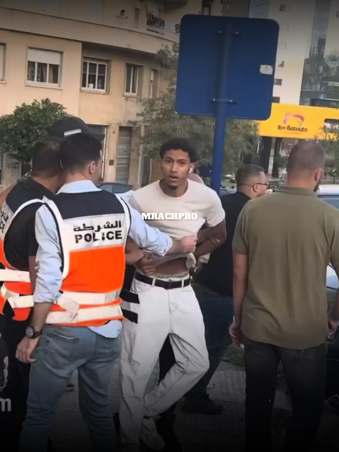 منــ.ـع شباب من تصوير وقــ.ـفة احتــ.ـجاجية حول الوضــ.ـع الصحي بطنجة  #marocaine🇲🇦 #maroc #morocco #foryoupage❤️❤️ #المغرب #fyp #explore #تيك_توك #for