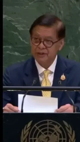 เสียงปรบมือ ลั่น UN “ท่านทูต สีหศักดิ์“ รมว.ต่างประเทศ สปีช ทัชใจ  เชือดนิ่มๆ สุดสุขุม ย้อนอดีต ไทย ช่วยเหลือเขมร มาตลอด ตั้งแต่มีสงคราม กลางเมือง จนช่วยพัฒนาเขมร สร้าง บ้าน สร้างถนน สร้าง รพ. ให้ อันเป็นสิ่งที่เพื่อนบ้านที่ดีควรทำให้กัน แฉ เขมร ดีแต่พูด กล่าวหาไทย แต่ไม่ปฏิบัติตามข้อตกลงหยุดยิง ยังคงวางทุนระเบิดทำทหารไทยขาขาด  ส่งโดรน บินรุกล้ำเขตอธิปไตยไทย และยังคงยิงใส่ทหารไทย จนถึงวันนี้ เผย ที่ กัมพูชา พูดเมื่อวานในที่นี้  แต่เขมรทำตรงข้ามหมด นายสีหศักดิ์  พวงเกตุแก้ว  รัฐมนตรีว:าการกระทรวงการต่างประเทศ กล่าวถ้อยแถลง ในการอภิปรายทั่วไปของสมัชชาสหประชาชาติ สมัยที่ 80 UNGA80 ที่นิวยอร์ก  สหรัฐอเมริกา  โดยในช่วงที่กล่าวถึง ปัญหาข้อพิพาทระหว่างไทยกับกัมพูชา  นายสีหศักดิ์ได้กล่าวว่า  ฝ่ายกัมพูชาเองที่เป็นฝ่ายขยายปัญหาความขัดแย้งเรื่องดินแดนของสองประเทศ ให้เป็นระดับนานาชาติ โดยรุกล้ำเข้ามาในเขตอธิปไตยของประเทศไทย  พร้อมขอบคุณ ประธานาธิบดี โดนัลด์ ทรัมป์ ที่จัดให้มีมีการประชุมหารือ4 ฝ่าย  ในการมีข้อตกลงหยุดยิง ระหว่างไทยกับกัมพูชา  ประเทศไทยพยายามที่จะปฏิบัติตามข้อตกลงหยุดยิง อย่างเคร่งครัด ไม่ใช่แค่คำพูดแต่ปฏิบัติ แต่ปรากฏว่าฝ่ายทหารกัมพูชากลับเป็นฝ่ายเปิดฉากยิงใส่ทหารไทยมาในห้วงหลายวัน ในเดือนกันยายน  จนมาถึงวันนี้  การหยุดยิงเป็นเรื่องที่เปราะบางและต้องอาศัยความจริงใจจากทั้งสองฝ่ายไม่ใช่แค่เพียงคำพูด  เพราะฝ่ายกัมพูชายังคงยั่วยุและระดมพลเรือนเข้ามาในเขตแดนประเทศไทยและยิงใส่ทหารไทยรวมถึงการใช้โดรนบินสอดแนมรุกล้ำเข้ามาในดินแดนไทย ซึ่งถือเป็นการละเมิดอธิปไตยไทยและข้อตกลงหยุดยิง ฝ่ายไทยเองยืนหยัดที่จะอยู่บนเส้นทางของสันติภาพแต่ก็ต้องปกป้องอธิปไตยและบูรณภาพแห่งดินแดน พร้อมตั้งคำถามตรงไปที่กัมพูชาว่าจะเลือกการเผชิญหน้าต่อไปหรือจะเลือกสันติภาพ เพราะไทยเองพร้อมที่จะยึดแนวทางสันติภาพและใช้กลไกทวิภาคที่มีอยู่   เพราะทั้งสองประเทศก็เป็นครอบครัวอาเซียนด้วยกัน ในห้วงที่ผ่านมาฝ่ายกัมพูชายังคงแสดงตนว่าเป็นผู้เสียหายครั้งแล้วครั้งเล่าโดยนำเสนอ จากฝ่ายตนเองที่ไม่อาจตรวจสอบได้ และบิดเบือนข้อเท็จจริงเพราะผู้เสียหายที่แท้จริงคือฝ่าย ทหารไทยต้องเสียขาจากทุ่นระเบิด นักเรียนต้องถูกจรวด ของกัมพูชา จนเสียชีวิตพร้อมประชาชน ผู้บริสุทธิ์ #UNG#UNGA80ม#กัมพูชาเป็นภัยความมั่นคงของชาติm#CambodiaOpenedFirem#cambodiaviolatestheottawaconvention