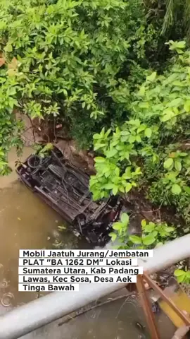 Titip Info: Mobil Jatuh ke Jurang di Jembatan Aek Tinga Bawah, Sosa - Warga Diminta Bantu Identifikasi. Padang Lawas, Sumatera Utara - Sebuah mobil dengan pelat nomor BA 1262 DM dilaporkan jatuh ke jurang di area jembatan di Desa Aek Tinga Bawah, Kecamatan Sosa, Kabupaten Padang Lawas, Sumatera Utara. Hingga kini, belum ada informasi yang jelas mengenai jenis mobil (merk / tipe), kondisi pengemudi, maupun penumpangnya. Pihak berwenang setempat (polisi, BPBD, atau aparat desa) diharapkan segera melakukan evakuasi dan penyelidikan agar korban atau kerusakan dapat segera diketahui. Kepada masyarakat atau siapa pun yang mengenal atau memiliki informasi mengenai mobil BA 1262 DM seperti pemilik, ciri-ciri kendaraan, atau aktivitas terakhir - diimbau untuk segera menghubungi aparat keamanan terdekat atau menyampaikan informasi ke kantor desa /kecamatan. Semoga berita ini bisa membantu menemukan kebenaran dan mempercepat proses penanganan. #sumbar #sumaterabarat #sumut #sumaterautara 