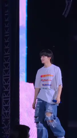 jangan cuekin Mark pliss 🥺 Mark udah canggung banget tapi dia udah baik mau sapa disemua section 🥺 dan jangan ada yg sinisin sijeuni yg bawa banner atau printilan Mark pliss 🥺 #mark #marklee #tds4 #jakarta 