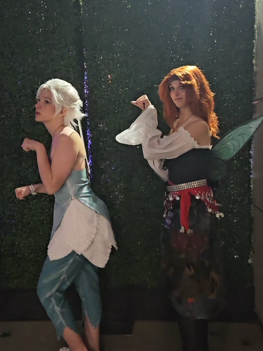 I just wanted to see how hard she could shake it really @Emi <3  ♡ #cosplay #tinkerbell #tinkerbellcosplay #fanx2025 #fanx 