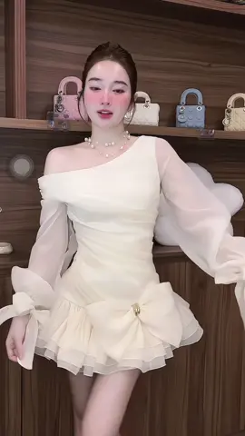 Váy xinh có sẵn ạ #huyenthuhoang #xhtiktok #viral #trending 