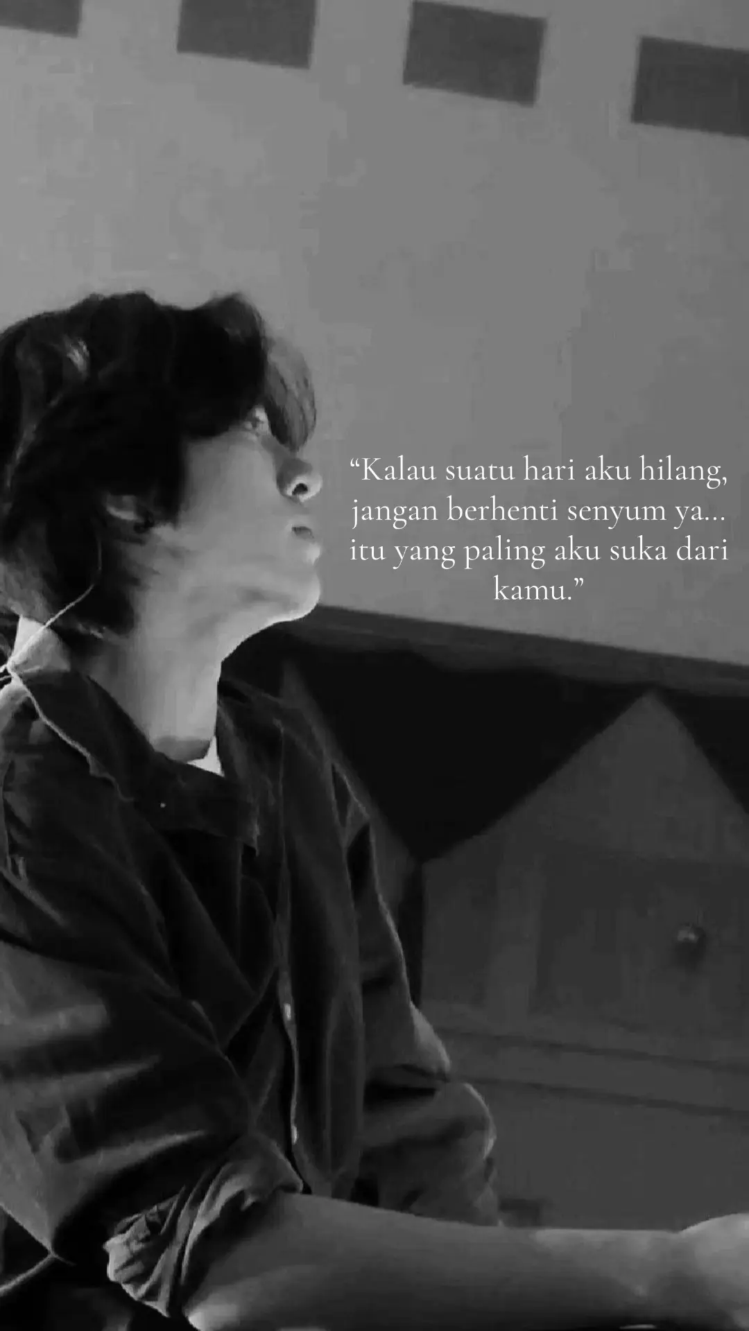 Hari itu, kamu masih ingat banget. Junghwan tiba-tiba berhenti ngechat. Biasanya dia yang paling cerewet di antara teman-temanmu. Dari yang paling receh sampai hal serius, semuanya dia ceritain. Tapi mendadak, dia berubah. Nggak ada kabar, nggak ada tanda. Semua kontak yang biasanya gampang banget dihubungi, jadi dingin. Awalnya kamu mikir dia cuma butuh ruang. Atau mungkin dia lagi sibuk. Kamu mencoba mengerti. Kamu nggak pernah menuntut, karena Junghwan selalu bilang, “Aku nggak mau bikin kamu ngerasa terikat sama aku.” Tapi lama-lama, semua itu terasa janggal. Dia nggak datang waktu kamu ulang tahun. Dia nggak lagi muncul di tempat yang biasa kalian nongkrong. Bahkan foto-fotonya di sosmed mulai dihapus satu per satu. Sampai suatu malam, ada surat yang datang ke rumahmu. Bukan chat, bukan telepon. Surat dengan tulisan tangannya yang kamu hapal betul. Kertasnya agak kusut, tintanya sedikit pudar. Kamu baca pelan-pelan, tanganmu gemetar. “Maaf aku harus pergi. Bukan karena aku benci kamu, bukan karena aku lupa. Aku cuma nggak punya banyak waktu. Aku takut kalau aku tetap di sisimu, kamu akan semakin susah buat melepaskan aku. Jadi aku pilih untuk menjauh. Jangan benci aku, ya. Aku cuma pengin kamu bahagia walaupun tanpa aku.” Kamu berusaha nyari dia, nanya ke teman-temannya. Tapi semua cuma jawab sekenanya. Ada yang bilang dia ke luar negeri, ada yang bilang dia pindah kota. Kamu nggak percaya. Kamu tahu Junghwan nggak bakal pergi tanpa pamit kalau alasannya cuma itu. Beberapa minggu kemudian, kamu dapet kabar resmi dari keluarganya. Junghwan udah tiada. Penyakit yang dia simpan diam-diam selama ini akhirnya menang. Dia sakit keras, dan dia tahu peluangnya buat sembuh kecil banget. Rasanya dunia runtuh. Semua kenangan kecil yang dulu kamu kira sepele sekarang nyesek banget. Tawa dia, cara dia manggil namamu, bahkan chat receh tengah malam yang dulu kamu anggap ganggu – semuanya jadi hal yang paling kamu rindukan. Ternyata dia menjauh bukan karena nggak sayang, tapi karena justru terlalu sayang. Dia takut ninggalin kamu dengan luka yang lebih besar kalau kamu tetap ada di sisinya waktu dia sakit. Dia memilih jadi orang jahat di cerita kalian, supaya kamu bisa lepas. Di atas meja kamarmu sekarang ada kotak kecil. Kotak itu berisi foto kalian berdua, tiket nonton film terakhir yang kalian tonton bareng, dan surat terakhirnya. Setiap kali kamu buka kotak itu, rasanya Junghwan masih ada di sana. Nggak lagi tertawa, nggak lagi bercanda, tapi tetap menjaga kamu dari jauh. Dan meskipun sakitnya nggak pernah benar-benar hilang, pelan-pelan kamu mulai belajar menerima. Bahwa kadang cinta nggak selalu tentang bertahan bareng sampai akhir; kadang cinta adalah tentang rela pergi supaya orang yang kita sayang bisa bertahan lebih lama. part 1 #sojunghwan #au #angst #4u
