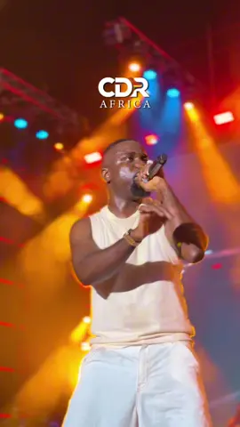 The energy hit different at Rapperholic 2025 when Kweku Smoke joined Sarkodie on stage to perform their hit track Violence — the crowd went wild, rapping every line word-for-word.  #kwakusmoke #fypviralシ #sarkodieofficial 
