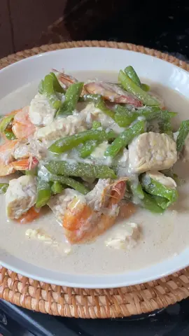makan pake nasi anget + sambel terasi mantep bgt ini
