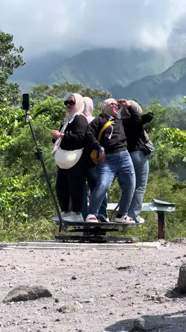 Kekeeelll aku buneee, gimana ini kak @deylift emaknya siapa ini yaa??? 🤣🤣🤣🤣 #fyp #soundviral #jeepmerapi #lavatour #lavatourmerapi 