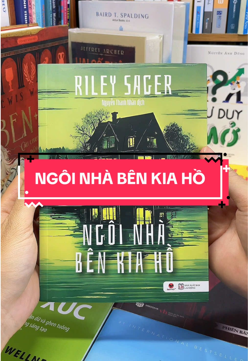 Ngôi Nhà Bên Kia Hồ – Bí ẩn rùng rợn phía sau ô cửa tối. Bạn có dám tin vào những gì đôi mắt mình nhìn thấy? “Ngôi nhà bên kia hồ” của Riley Sager là một cuốn tiểu thuyết trinh thám – tâm lý nghẹt thở, nơi nhân vật chính Casey Fletcher, một nữ diễn viên đang sa sút, dành những ngày dài quan sát căn nhà bên kia mặt hồ.  Từ những ô cửa sáng đèn ban đêm, cô chứng kiến những điều kỳ lạ, những bóng dáng bí ẩn, và rồi một vụ mất tích kinh hoàng xảy ra… Câu chuyện được ví như phiên bản hiện đại của “Cửa sổ bí mật”, pha trộn giữa hồi hộp, rùng rợn và những cú twist bất ngờ đến phút chót. Nếu bạn yêu thích cảm giác căng thẳng, muốn thử thách trí tò mò và khám phá sự thật ẩn sau những bí mật ch.ết người – thì “Ngôi nhà bên kia hồ” chính là cuốn sách bạn không thể bỏ lỡ!#tiemsachbinhyen #BookTok #sach #sachhay #ngoinhabenkiaho 