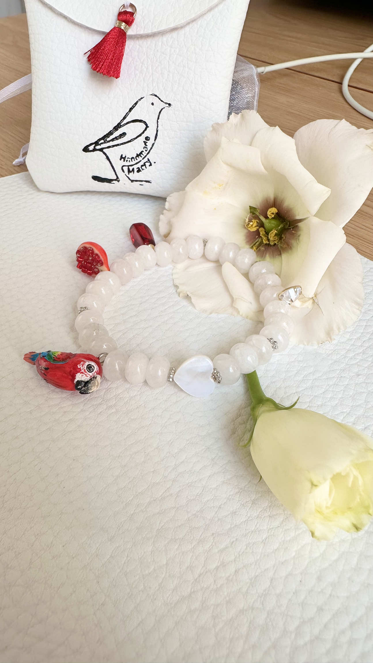 😍Bracelet of natural stone, parrot gray African Jaco 🐦 from polymer clay, tail - real feathers 🪶  To order direct ⤵️ #grayafricanparrot #ara #parrot #handmade #попугай 