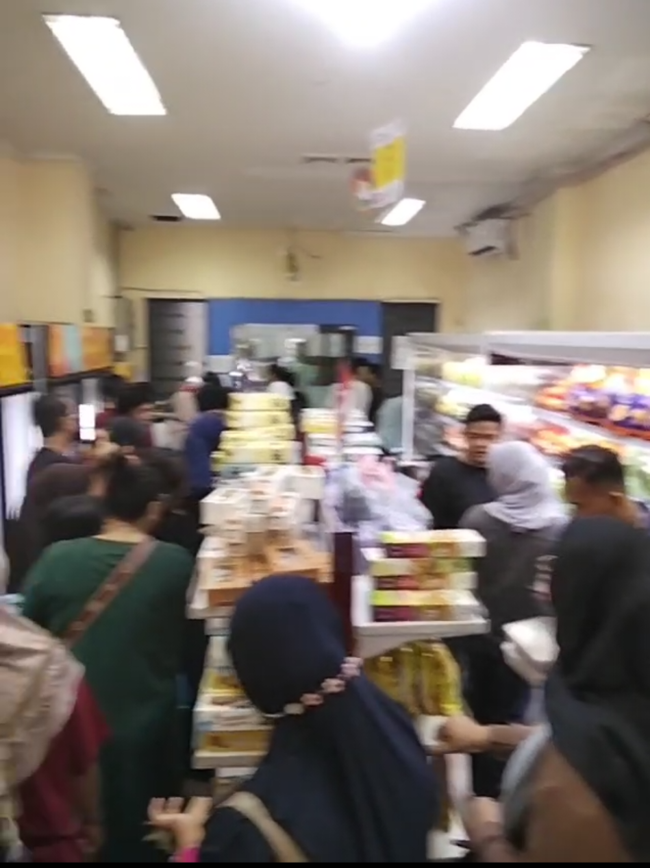 GIVE AWAY  TERTANGKAP KAMERA  GET 100RB ! YUKS PERHATIKAN VIDEO INI  ADAKAH KALIAN DISINI  JIKA ADA , YEAAAYY KALIAN BERKAH DAPATKAN UANG TUNAI 100RB UNTUK 5 ORG . SILAHKAN CHATT ADMIN YAAA  083814193100 #giveaway #jktfresh #giveawayjktfresh #fyp #tokoviral 