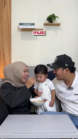 Arlo pertama kali makan flower tofu