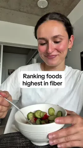 Recommended daily fiber intake: ~30g Fiber is equally as important as protein !! For women it’s recommended we get ~25g fiber daily and for men ~38g fiber !  All of these numbers are for 100g of that food. #fiber #fiberrich #highfiber 