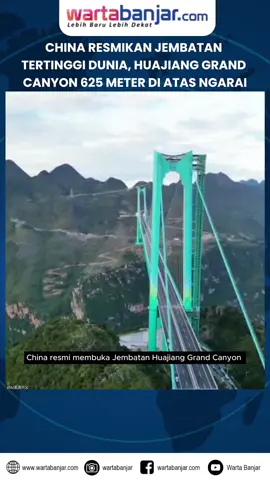 China Resmikan Jembatan Tertinggi Dunia, Huajiang Grand Canyon 625 Meter di Atas Ngarai WARTABANJAR.COM –  China meresmikan Jembatan Huajiang Grand Canyon di Provinsi Guizhou pada Minggu (28/9/2025). Jembatan raksasa ini berdiri 625 meter di atas sungai dan ngarai, sekaligus memecahkan rekor Jembatan Beipanjiang yang sebelumnya 565 meter. Rekaman drone menunjukkan kendaraan mulai melintas di atas bentangan baja dengan menara biru menjulang menembus awan Jembatan ini juga memangkas waktu tempuh dari dua jam menjadi hanya dua menit. (Wartabanjar.com/Berbagai Sumber) #china #guizhou #HuajiangBridge #wartabanjar