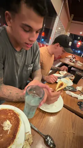 When the Denny’s worker sees a Caucasian man for the first time #whiteboywithmotion