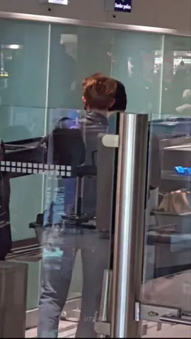 As always,Heeseung dengan kutang keramatnya😭🔫 Have a safe flight💖 #heeseung #희승 cr.etsue (Xiaohongshu)