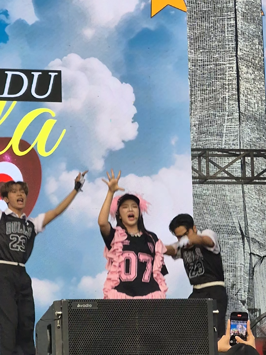 gemessss bgt outfitnya hari ini💕💕💕 #tiaraandini #adubolamata #mootiara #lagulaguanfest 