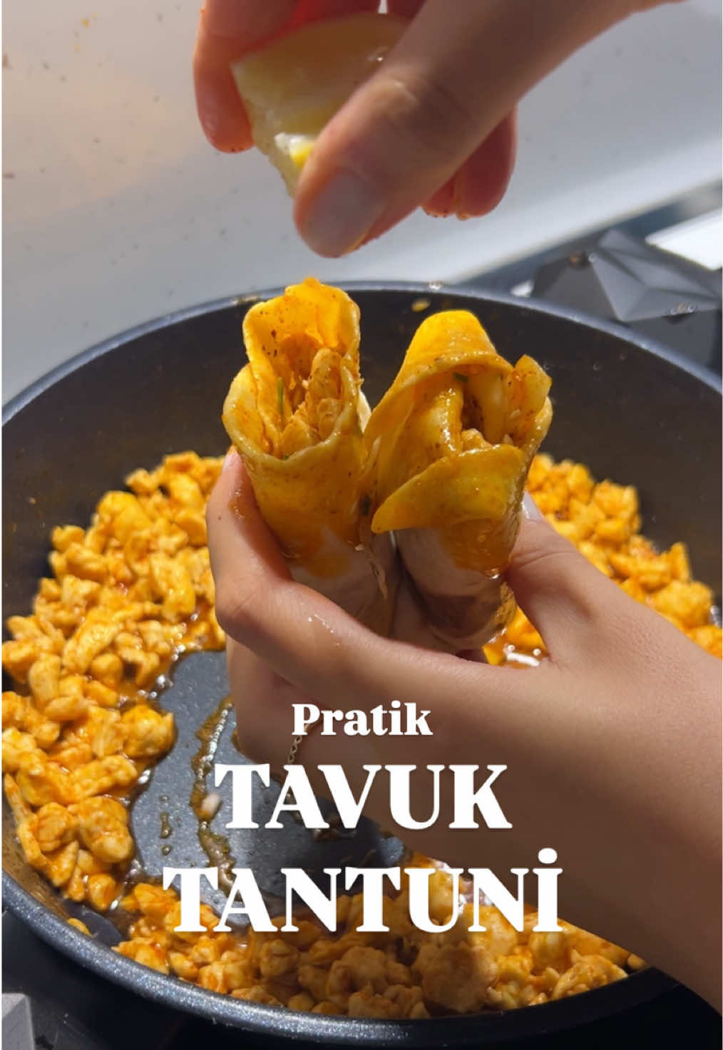 Herkese selam! Çook iştahlı, çok da pratik tavuk tantuni tarifi ile geldim. Öncelikle tavukları minik minik doğrayıp kızgın tavada çeviriyoruz. Ben 2 kişi için 450 gram tavuk kullandım, siz kişi sayınıza göre miktarları artırabilirsiniz. Tavuklar suyunu salınca kapağı kapatıp, altını kısıyoruz ve suyunu tekrar çekinceye kadar kapağını kapalı tutuyoruz. Ardından bir çay bardağının 4te 1i kadar zeytinyağı, bir yemek kaşığı kırmızı toz biber ve bir tatlı kaşığı tuzu ekleyip biraz kavuruyoruz. Sonrasında ise bir çay bardağı kaynar suyu ekleyip çok az daha pişiriyoruz ve tavuk tantunimiz hazır! Kendi yaptığım lavaş ekmeğe sarınca ayrı bir lezzet kattığını söylemeden geçemeyeceğim. Soğan & domates ve bol limonla dürüm yaparak servis edebilirsiniz.  Deneyeceklere afiyet olsun! #tavuktantuni #tantuni #mersin #yemekvideoları #kesfetteyiz 