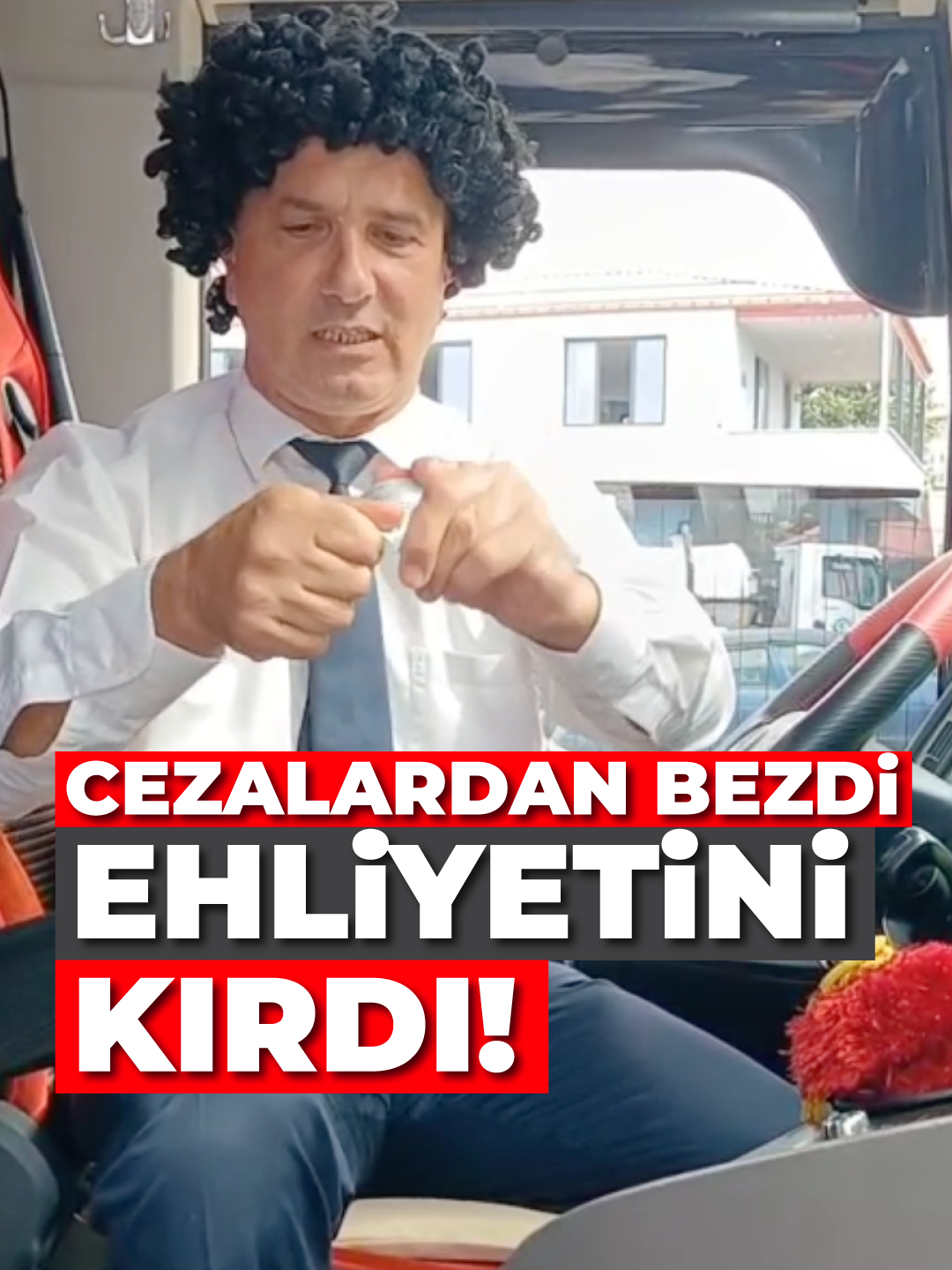 🚨 Rizeli otobüs şoförü cezalara isyan edip ehliyetini kırdı! Bonus Kaptan olarak tanınan Rizeli otobüs şoförü Ömer Tek, yediği trafik cezalarına tepki göstererek ehliyetini kırdı. Yollardaki hız sınırları ve trafik ışıklarının hızlı değişmesi nedeniyle sürekli ceza yediğini belirten Tek, şoförlüğü bırakacağını söyledi. Kazandığı parayı devlete ceza olarak ödediğini kaydeden Rizeli şoför, “Işıklar bir anda kırmızıya düşüyor. 60-70 hız sınırı koymuşlar, 18 saatte gittiğimiz yolu 22 saate gidiyoruz. Şoförlüğü bırakacağım, ehliyetimi kırıyorum. Kazandığımız parayı cezalara veriyoruz. Lanet olsun, böyle ceza olur mu” dedi.  #haber #gündem #trafik #ulaşım #otobüs #rize