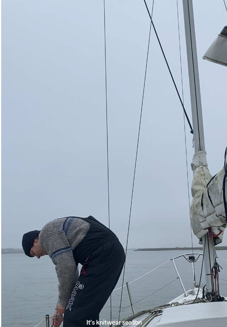 I can’t believe how quickly the days are becoming shorter and darker! Time to get out the heavy woollen sailing jumpers and stock up on candles to keep warm ⛵️🔥 #boatlife #sailorgirl #autumn #sailinglife #sailing 