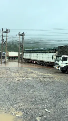 Mấy anh Lào chở hàng cỡ này.