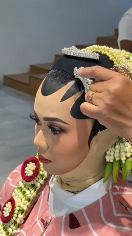 Preparing for the day🤍 Awalnya sempat ragu mau pake solo putri paes. Takut engga cocok di paes. Tapi dulu kalo angan2 nikahan pengennya di paes. Waktu survey ke beberapa MUA selalu tanya bakalan pantes atau engga di paes. Jawabannya pd blg cocok. Akhirnya memantapkan buat pake paes aja, dan ternyaya hasilnya melebihi ekspektasiku 🥹 Paesnya rapi,  waktu ngpaesnya bener2 detil banget. Makeup looknya pun rapi. Sempat keringetan ngocor tp makeup tetep stay. Alhamdulillah kesampaian di paes waktu acara nikahan❤️ #soloputripaes #pengantinsoloputri #soloputripaeshijab #paessoloputri #soloputrihijab 
