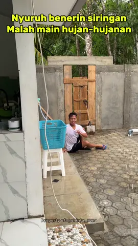 Bilangnya benerin siringan malah main hujan-hujanan